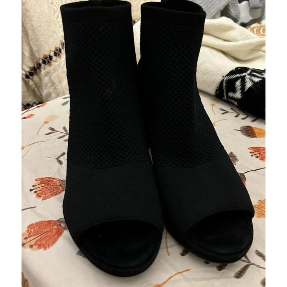 eileen fisher margate‎ suede , stretch open toe heels size 6